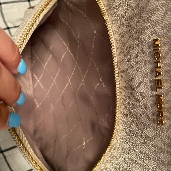 Michael Kors Large backpack purse White/cream and Tan with Gold zippers - Picture 3 of 12